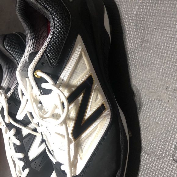 New Balance – Black/White Low 4040v3 Baseball Spikes (L4040BW3) - Picture 2 of 9